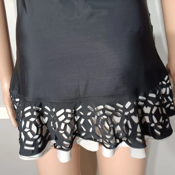 Size medium, swimsuit - Picture 6 of 9